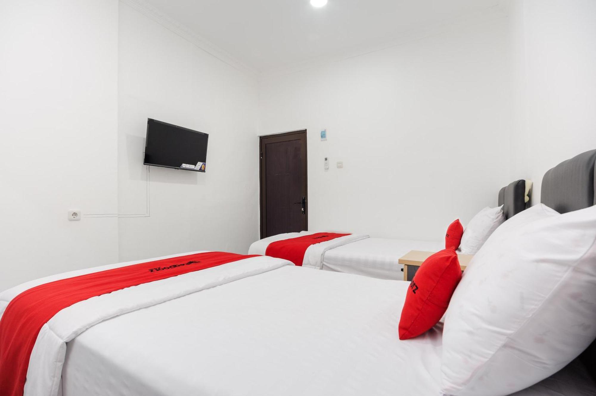 Hotel Reddoorz Syariah @ Sakura Jatiwaringin