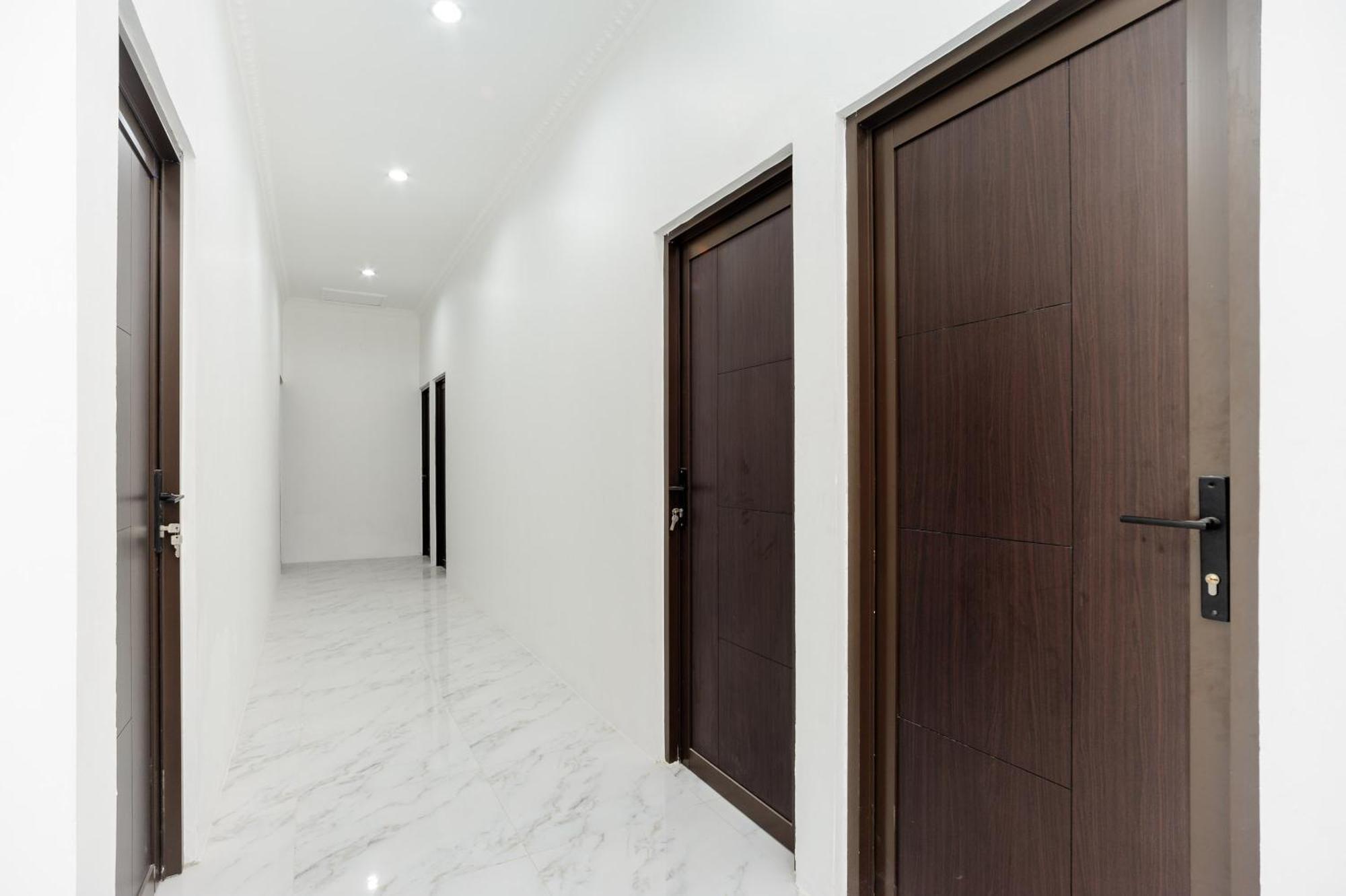 Reddoorz Syariah @ Sakura Jatiwaringin * Bekasi